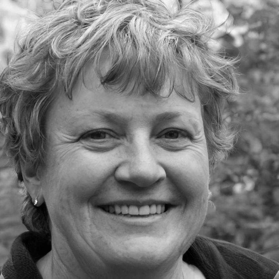 Programmteilnehmerin mit Erfahrung in Investitionsanalyse