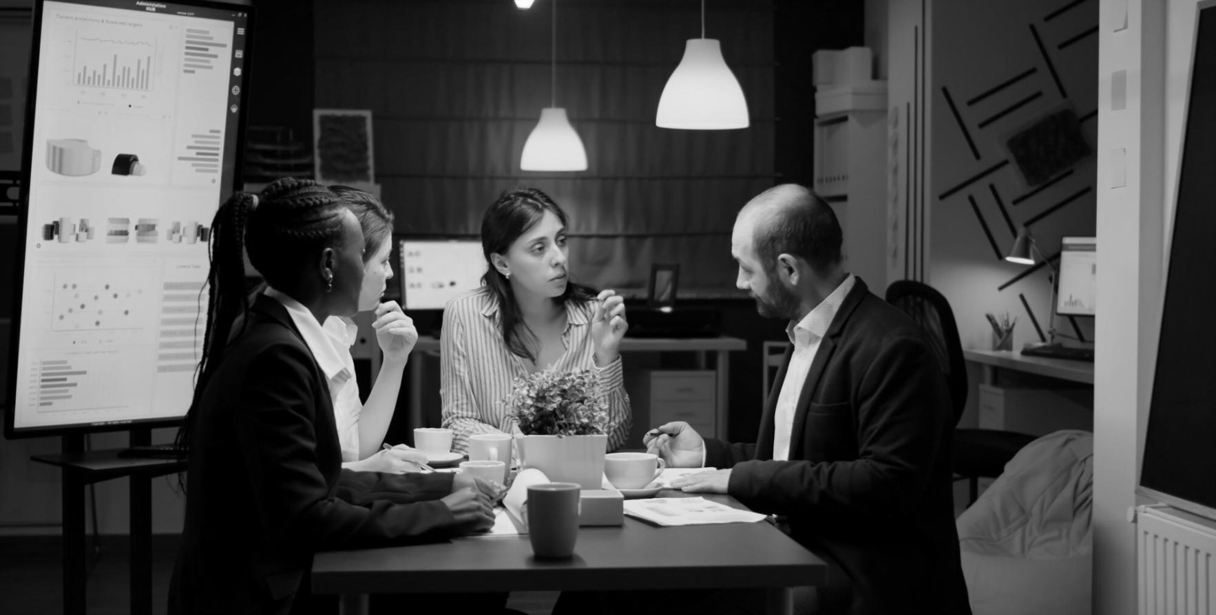 Detaillierte Finanzberechnungen und Analysearbeiten